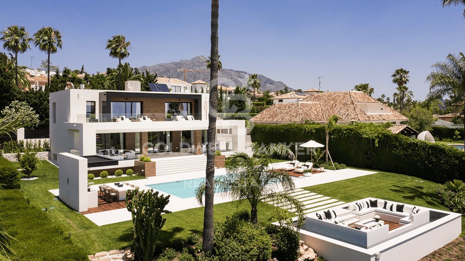 Architect-designed luxury villa in the heart of Nueva Andalucía Golf Valley