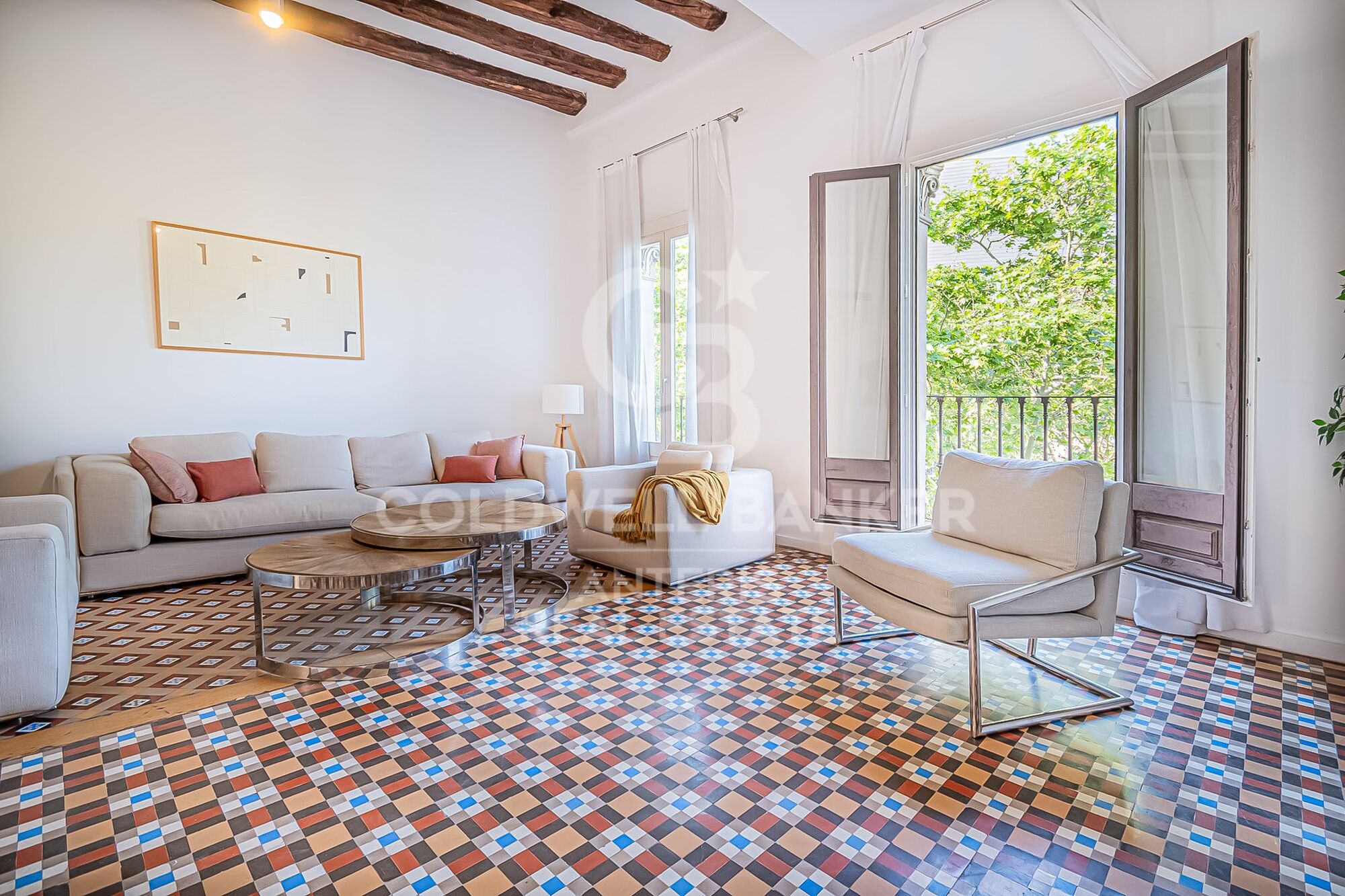 Spacious and bright apartment in a classical building