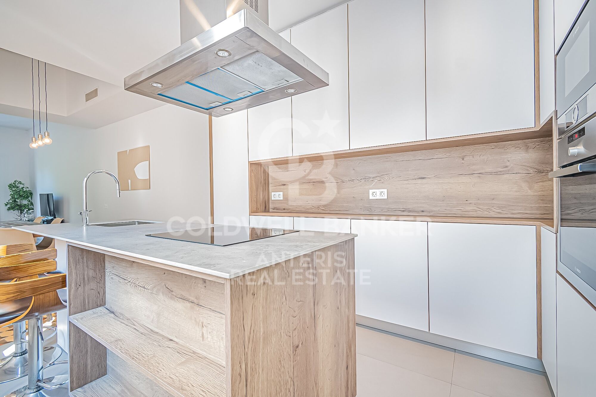 Spacious and bright apartment in a classical building