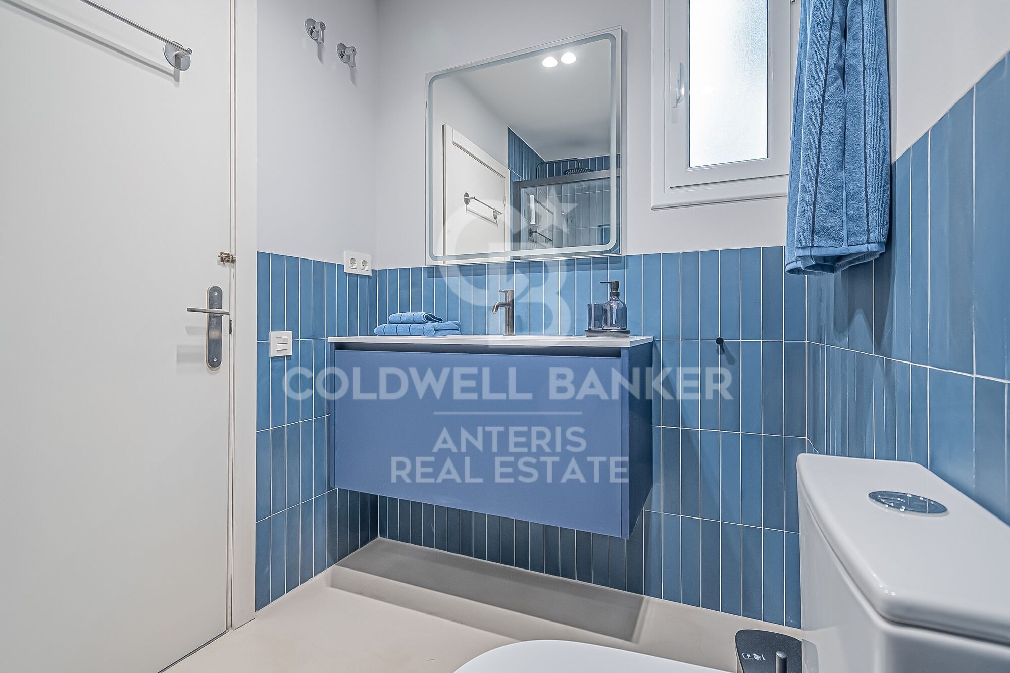 Spacious and bright apartment in a classical building