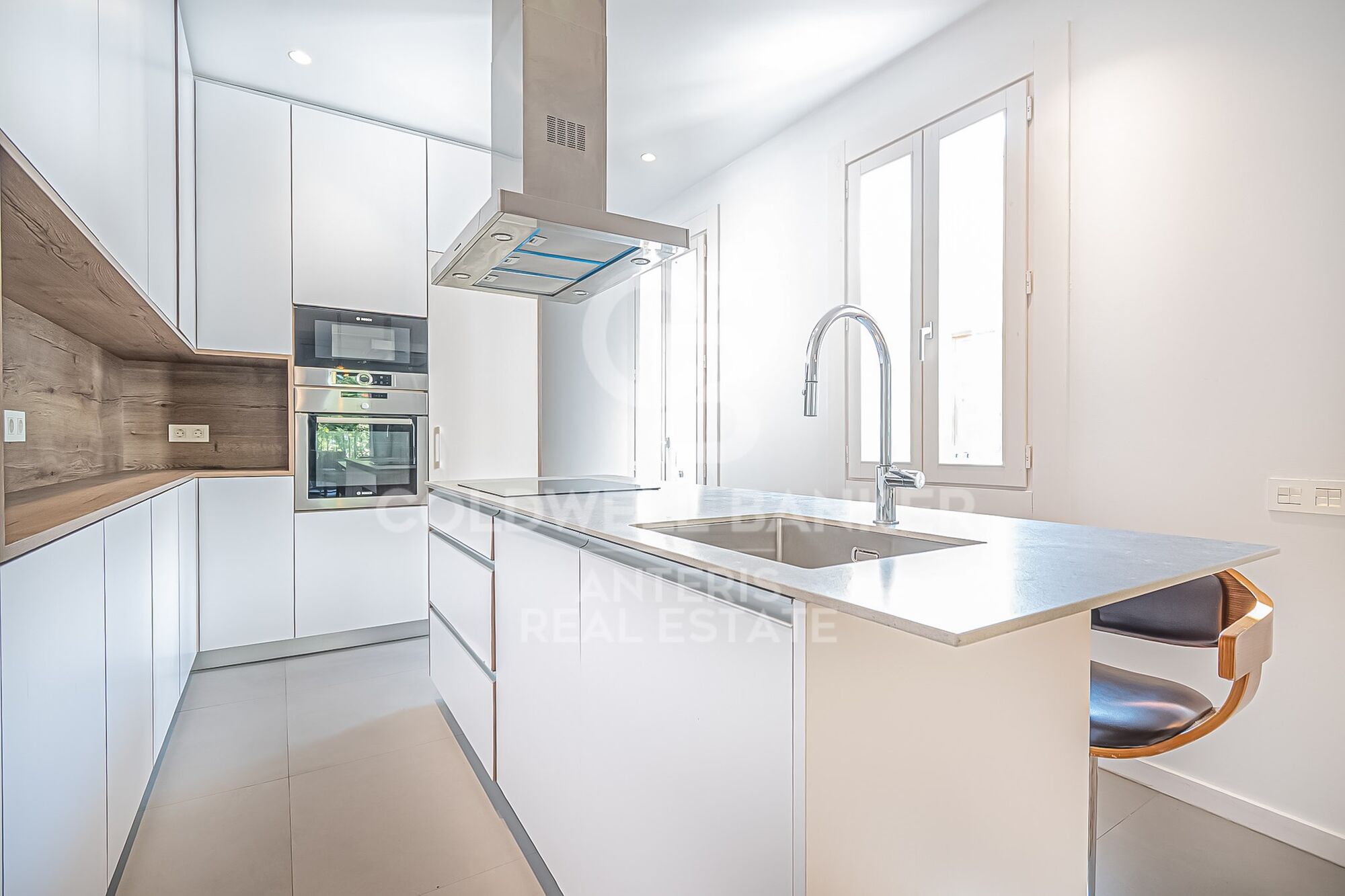 Spacious and bright apartment in a classical building