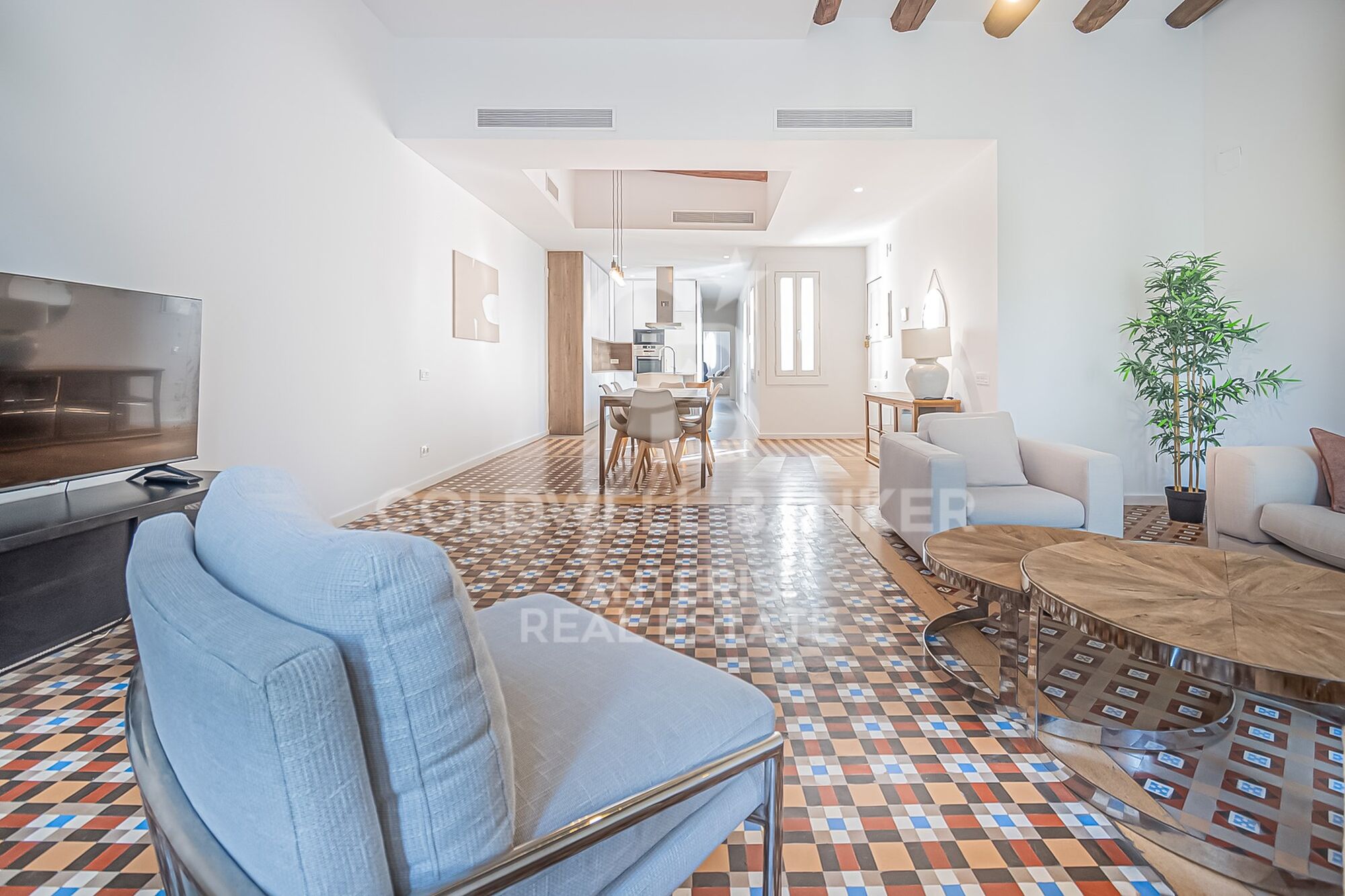 Spacious and bright apartment in a classical building