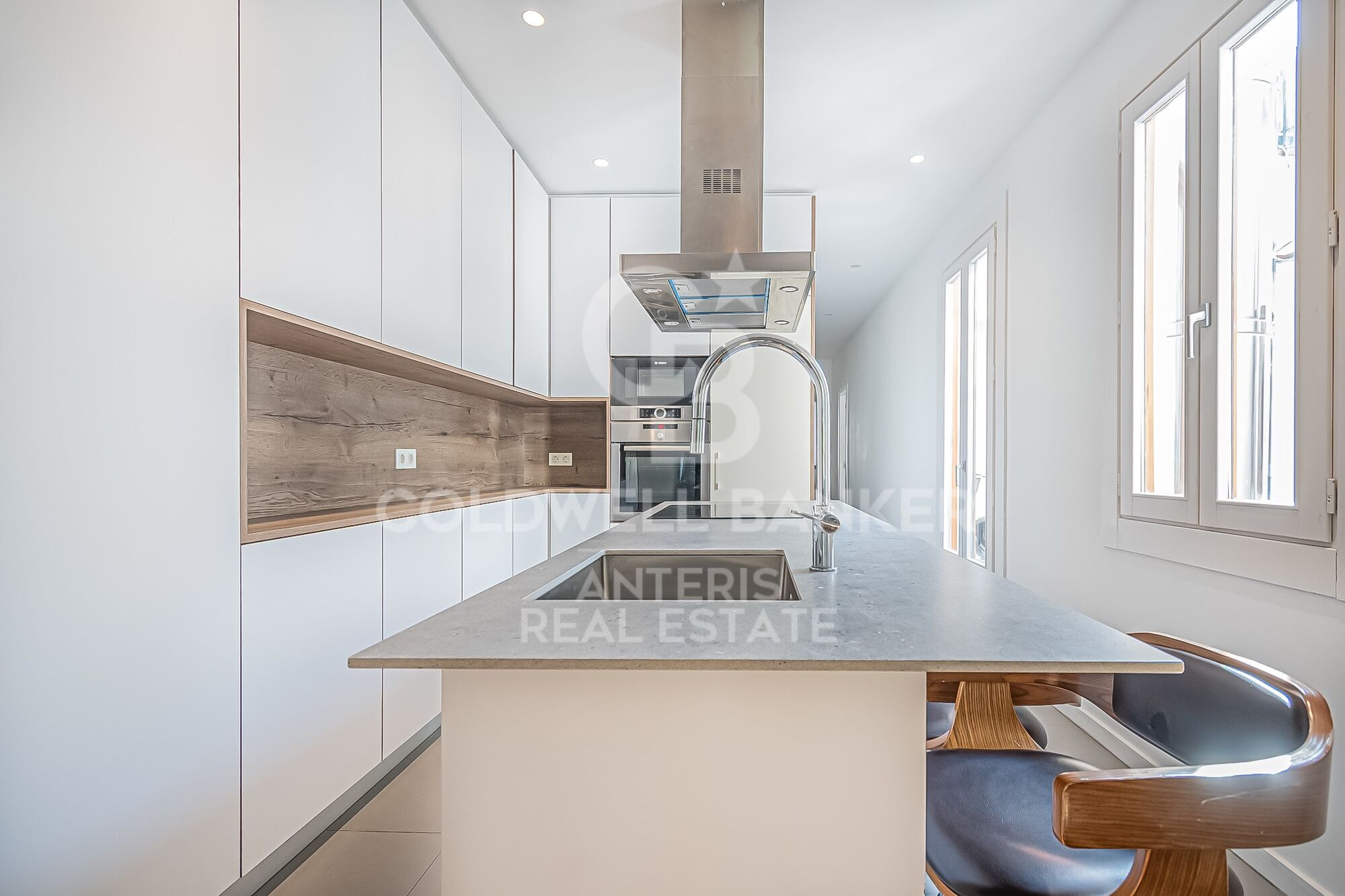 Spacious and bright apartment in a classical building