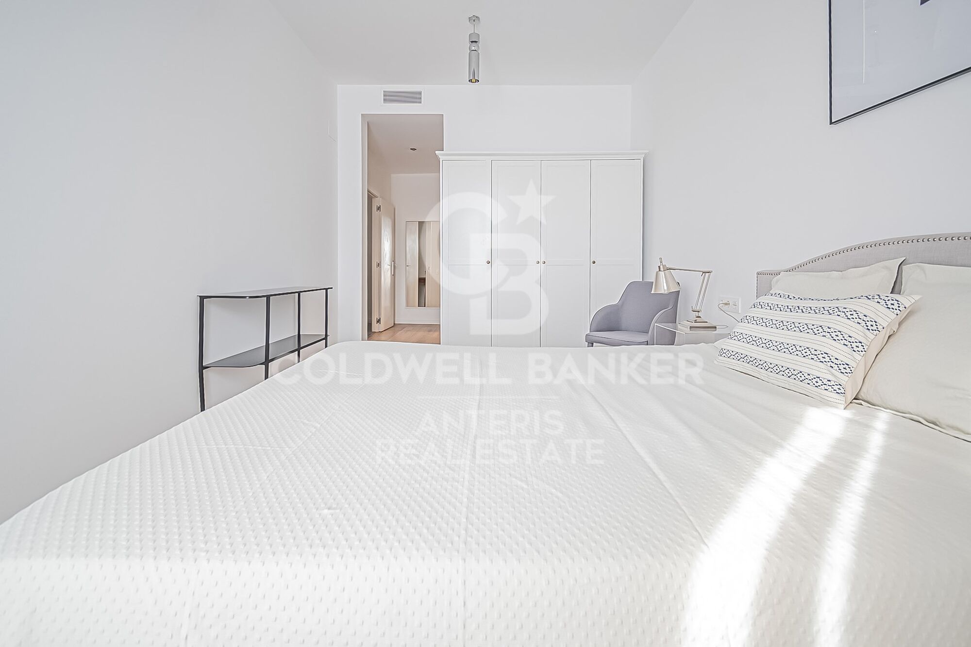 Spacious and bright apartment in a classical building