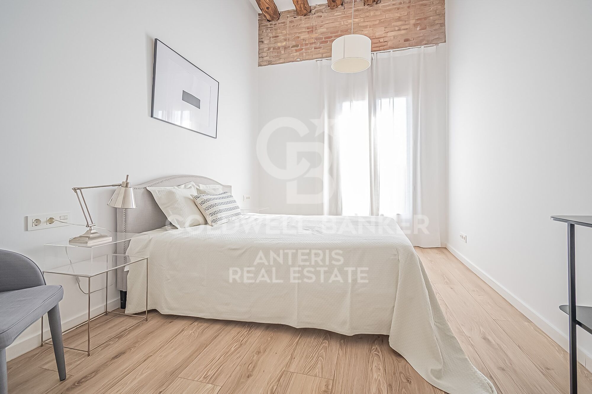 Spacious and bright apartment in a classical building