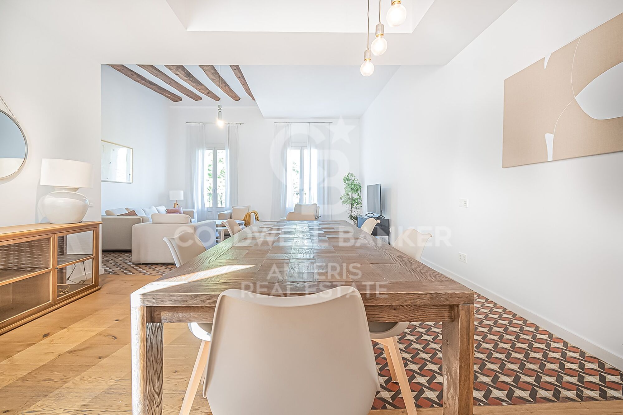 Spacious and bright apartment in a classical building