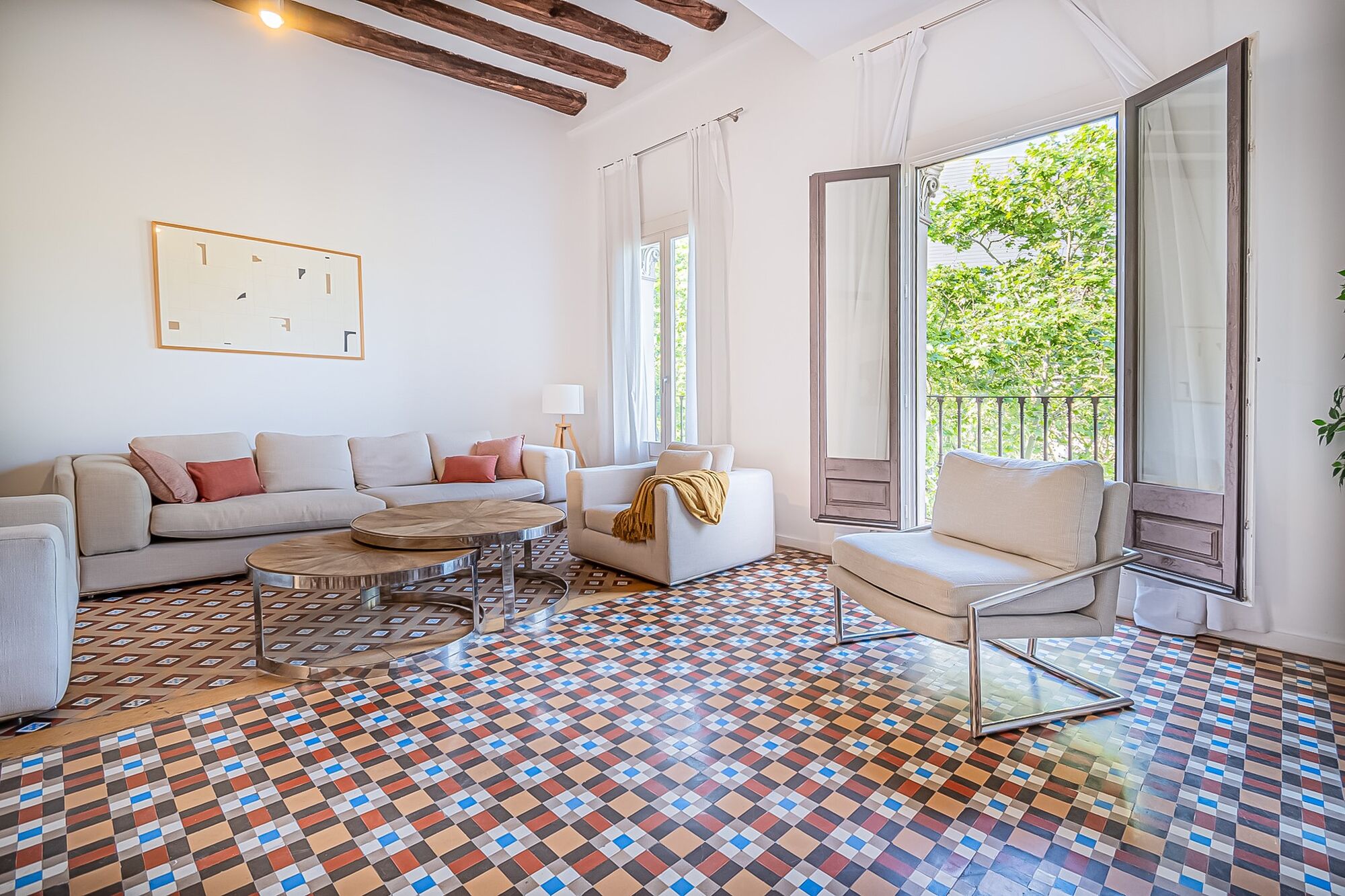 Spacious and bright apartment in a classical building