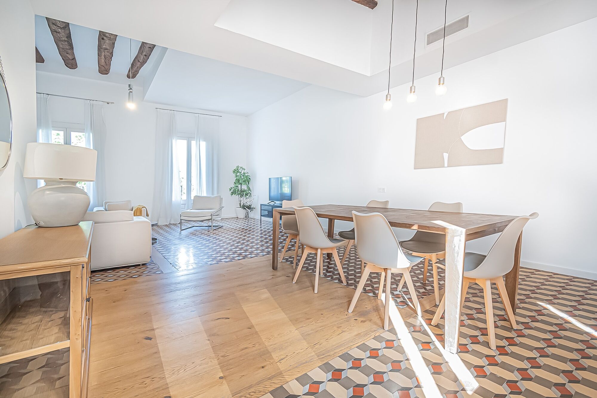 Spacious and bright apartment in a classical building