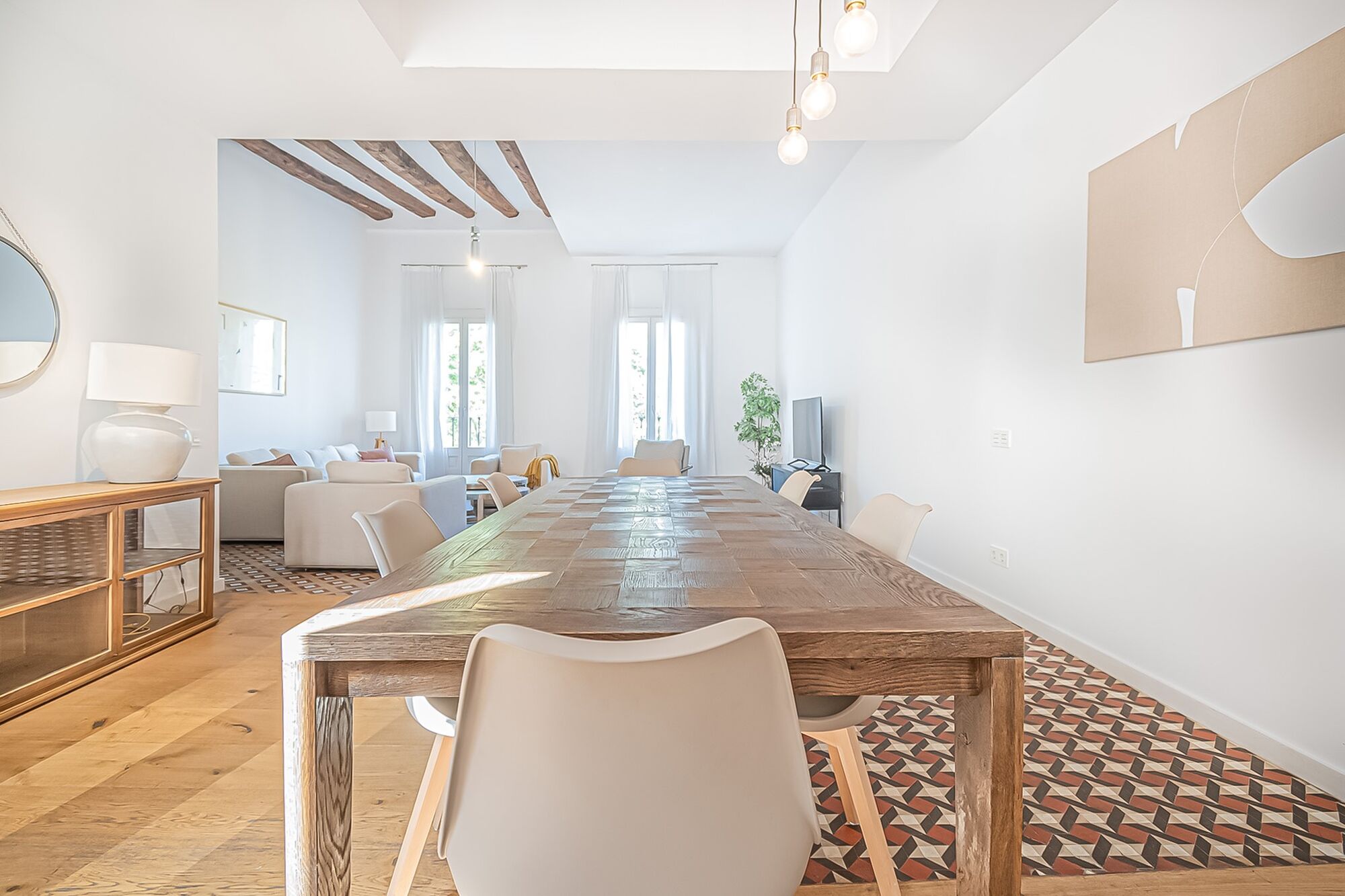 Spacious and bright apartment in a classical building
