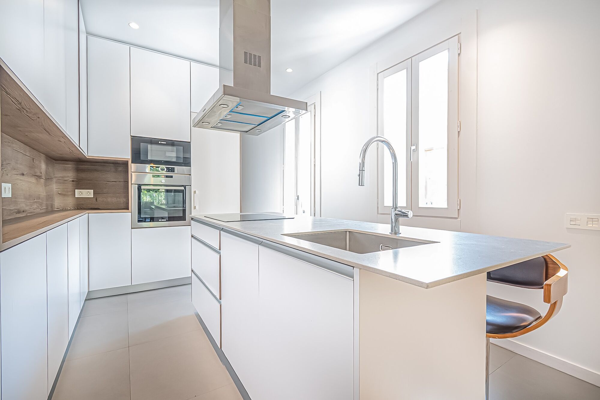 Spacious and bright apartment in a classical building