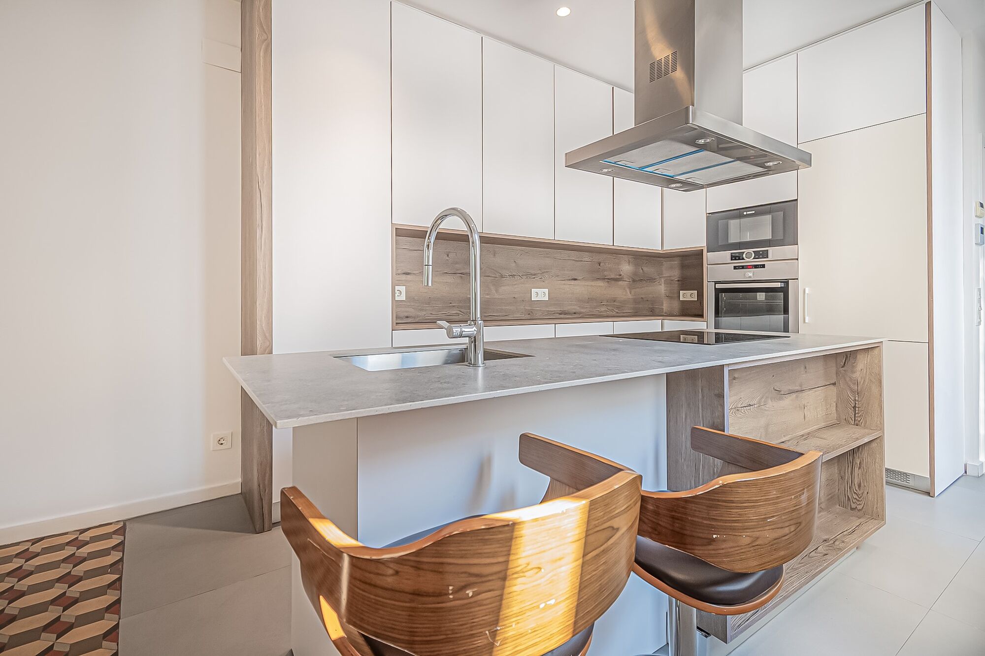 Spacious and bright apartment in a classical building