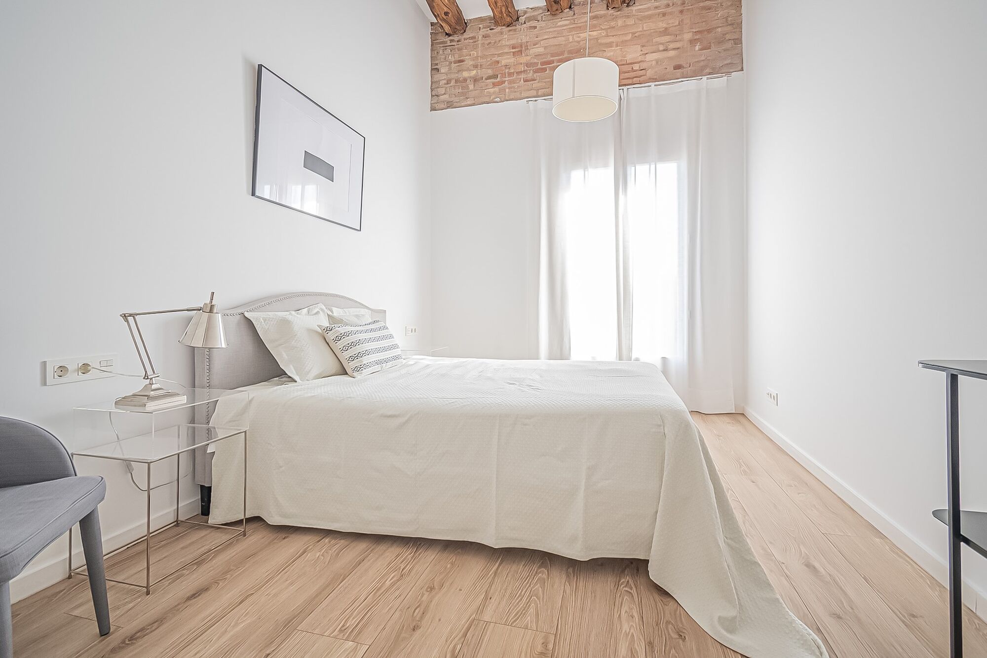 Spacious and bright apartment in a classical building