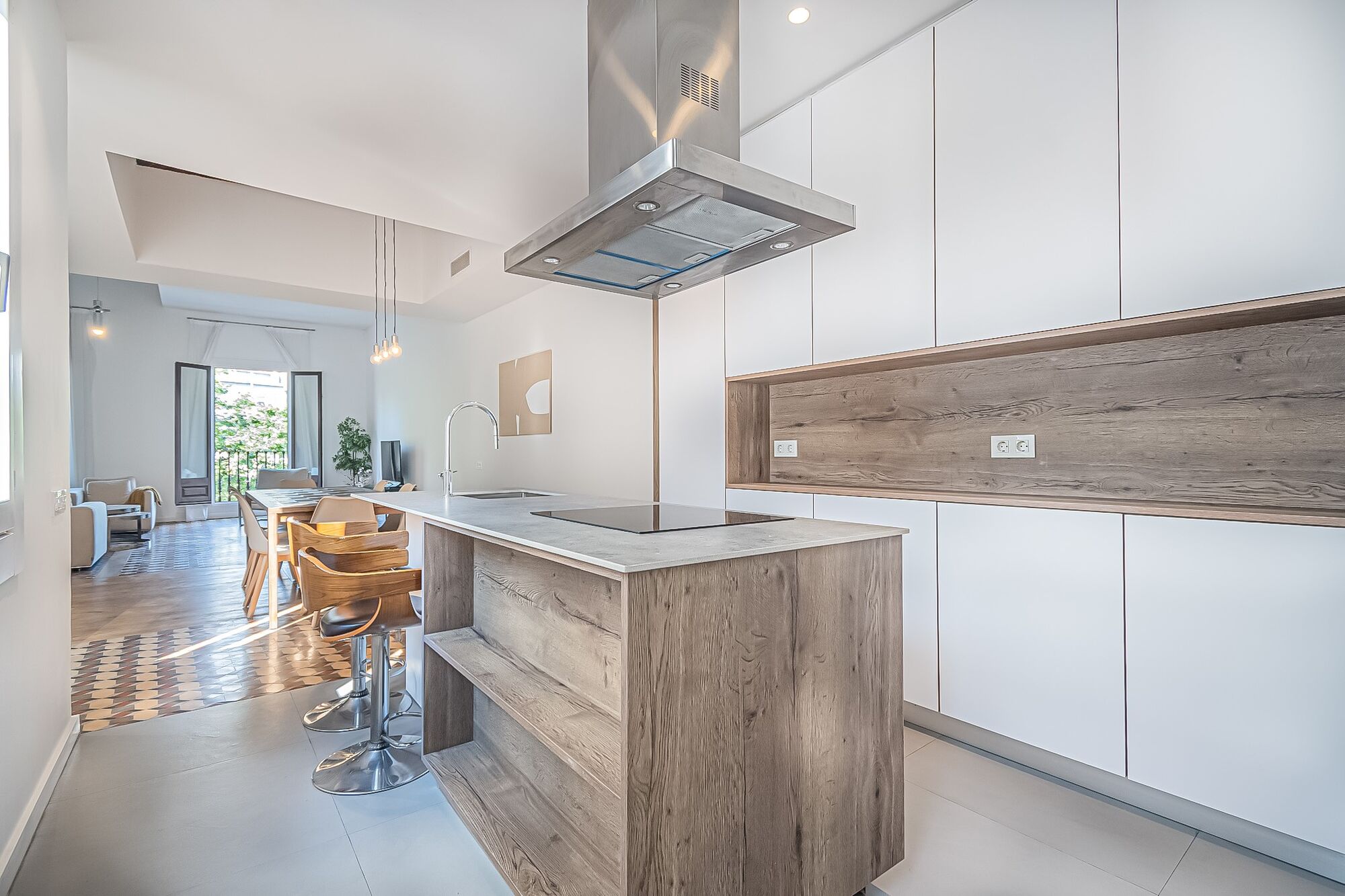 Spacious and bright apartment in a classical building