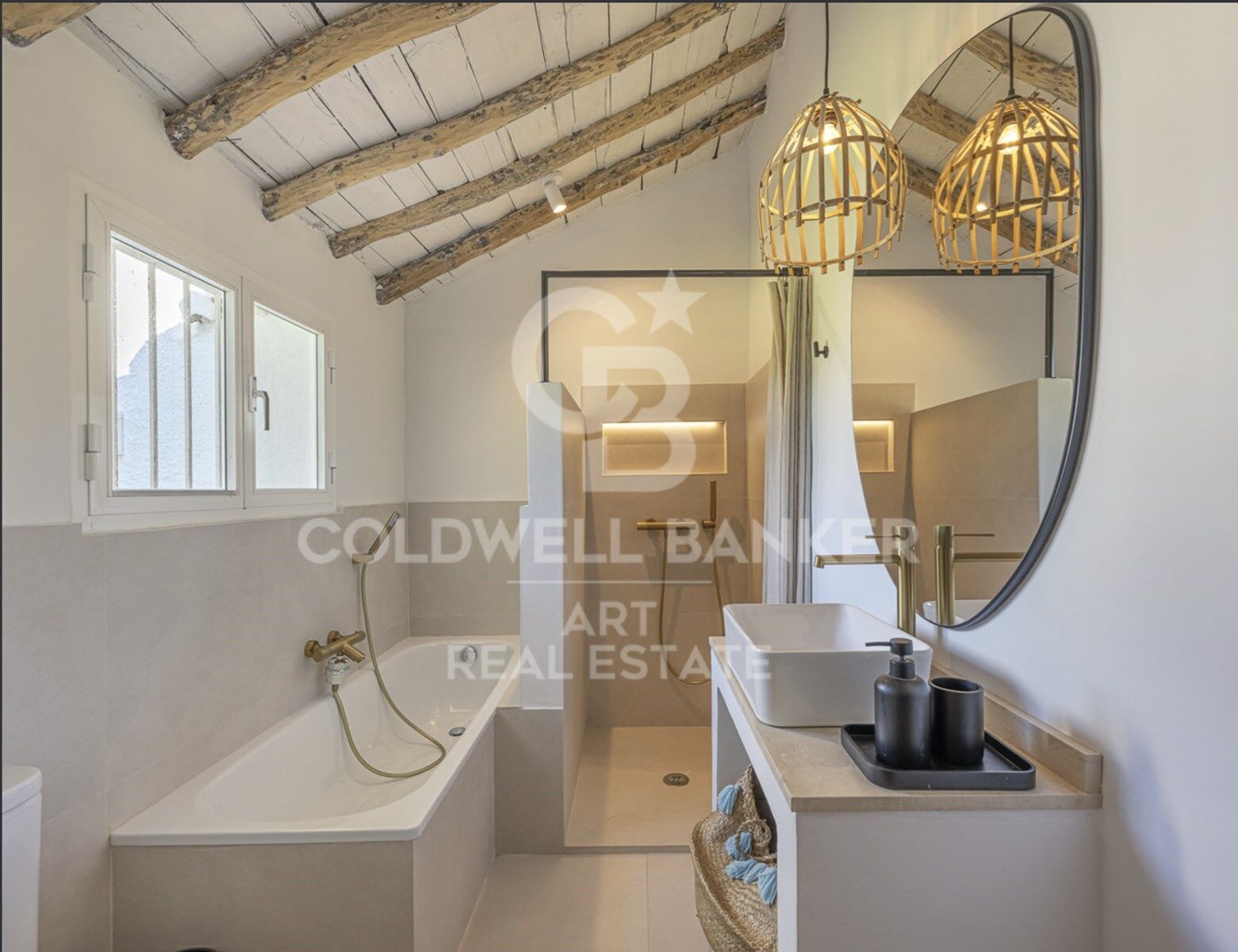 Charming villa in peaceful setting with mountain and lake views in Guadalmina Alta