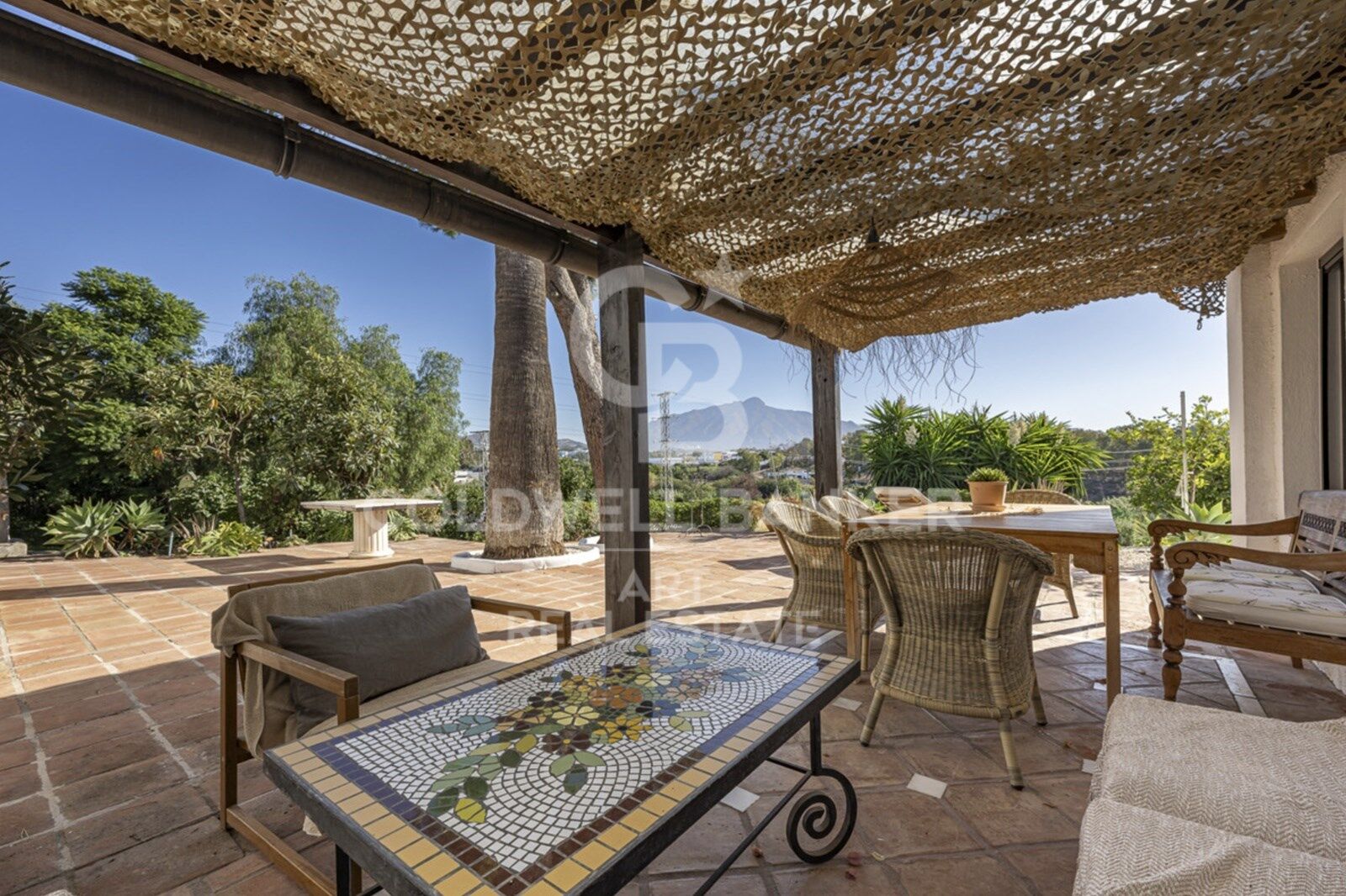 Charming villa in peaceful setting with mountain and lake views in Guadalmina Alta