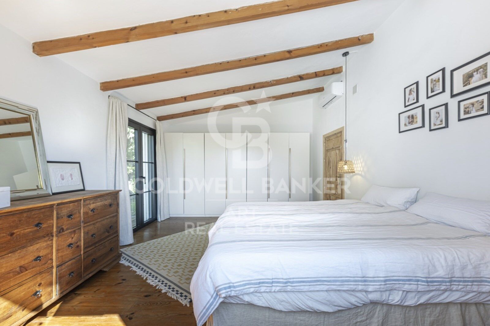 Charming villa in peaceful setting with mountain and lake views in Guadalmina Alta