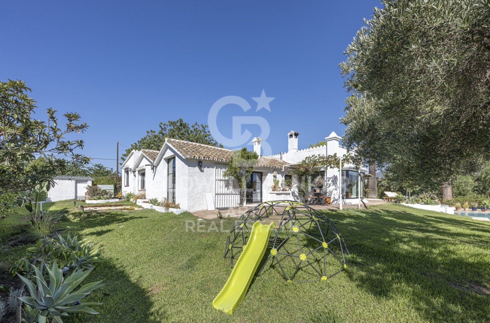 Charmante renovierte Villa mit Berg- und Meerblick in Guadalmina Alta