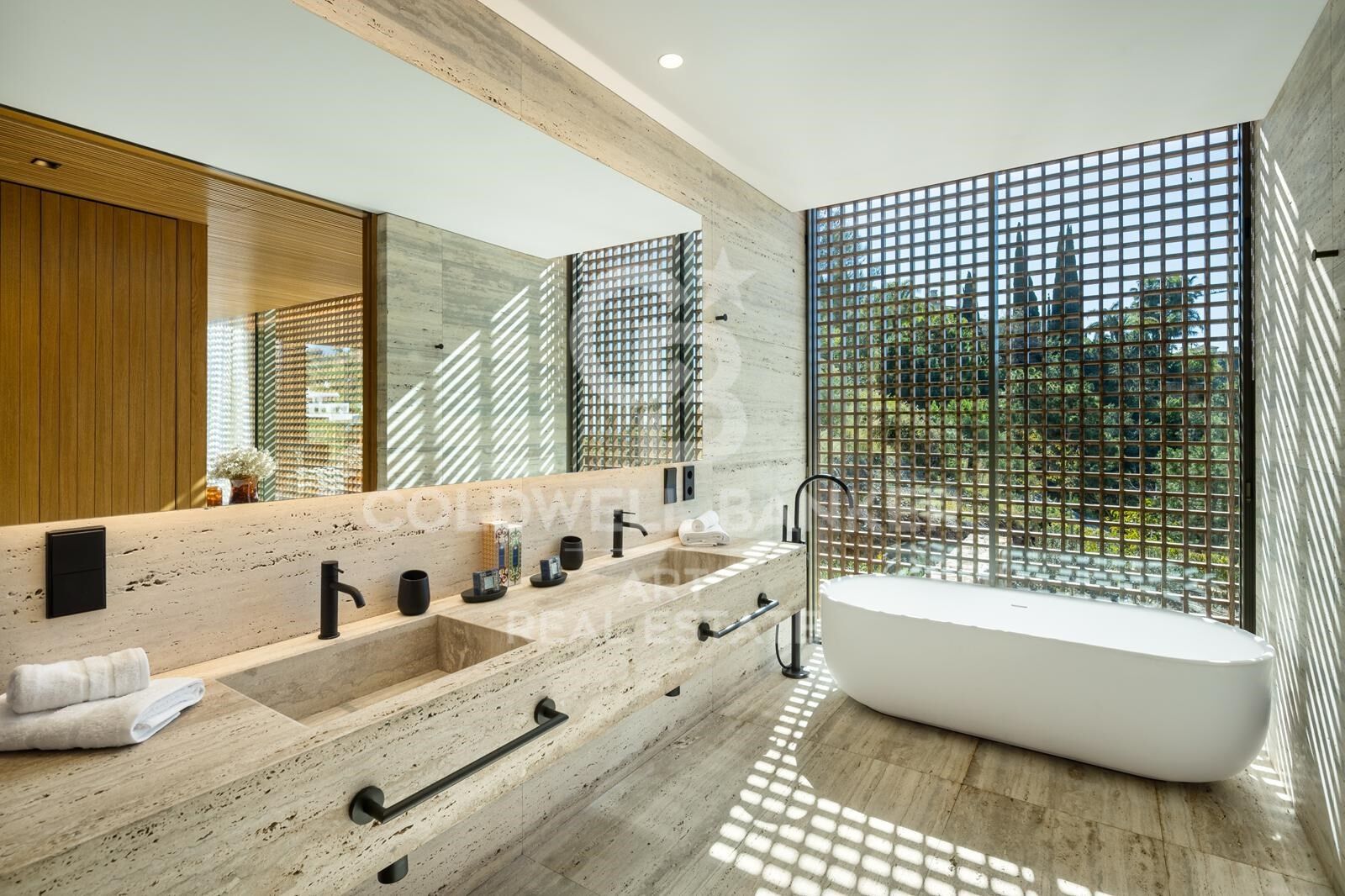 Architectural masterpiece with panoramic sea views in El Madroñal