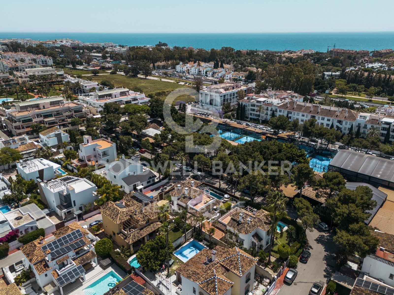 Elegante villa de 6 dormitorios cerca de Puerto Banús con piscina y sauna