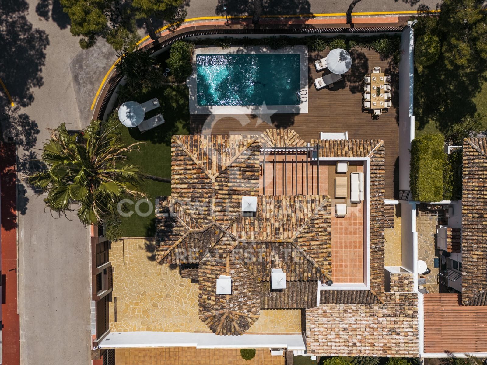 Elegante villa de 6 dormitorios cerca de Puerto Banús con piscina y sauna