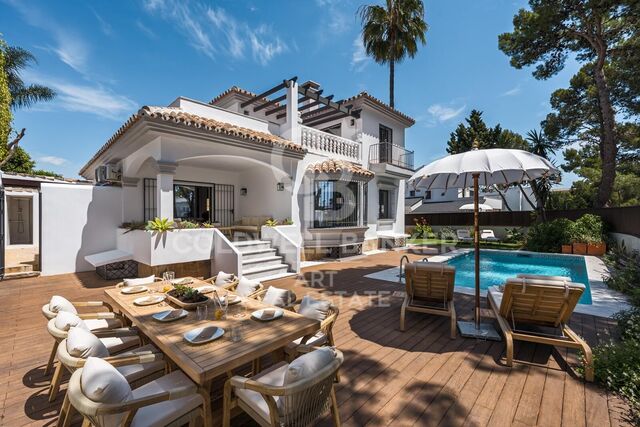 Elegant 6-bedroom villa near Puerto Banús with pool and sauna