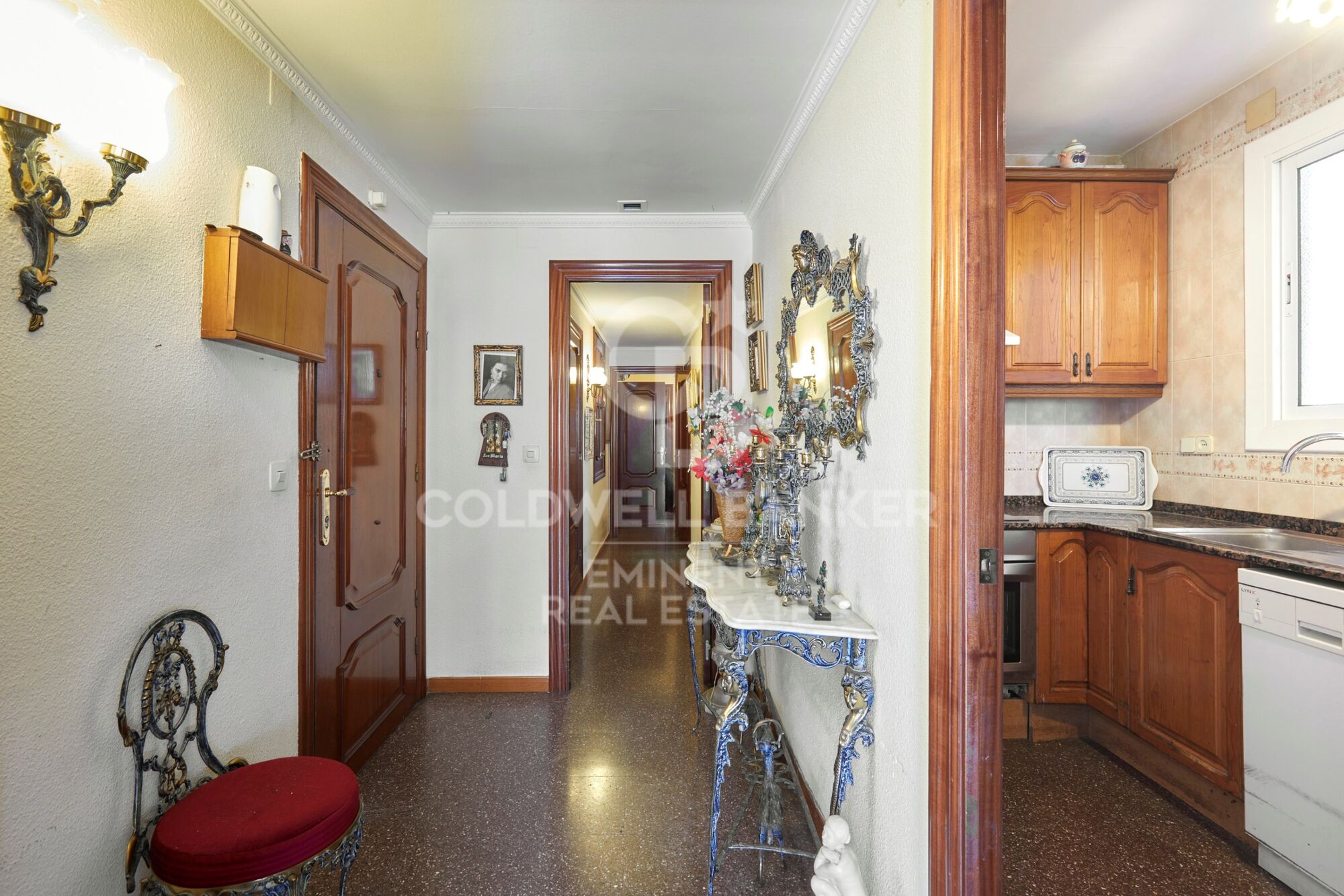 Luminoso piso a reformar en planta alta en Av. Madrid junto a Carles III