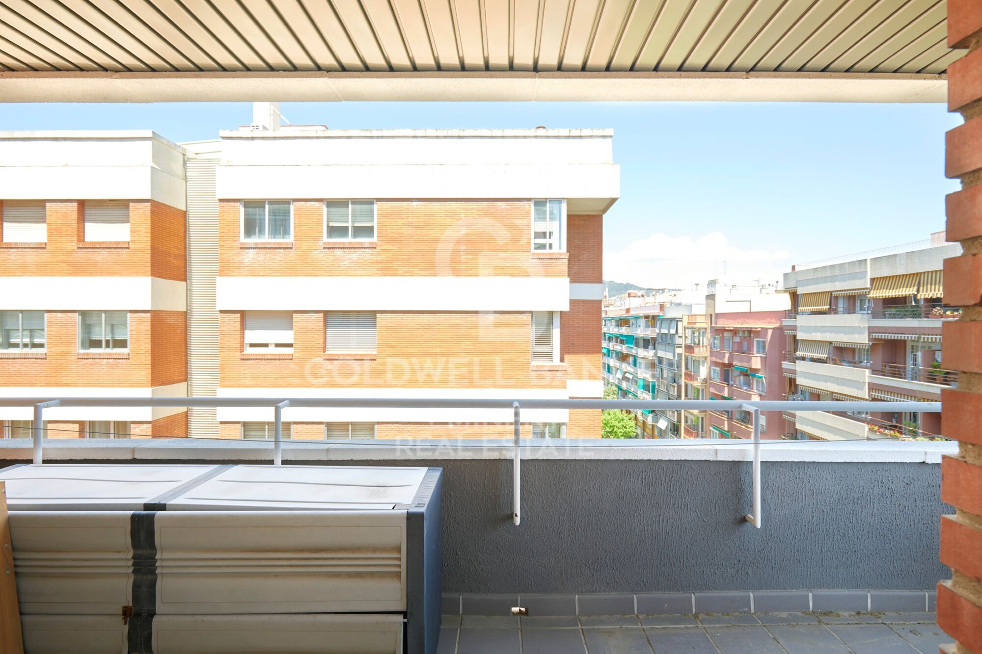 Luminoso piso a reformar en planta alta en Av. Madrid junto a Carles III