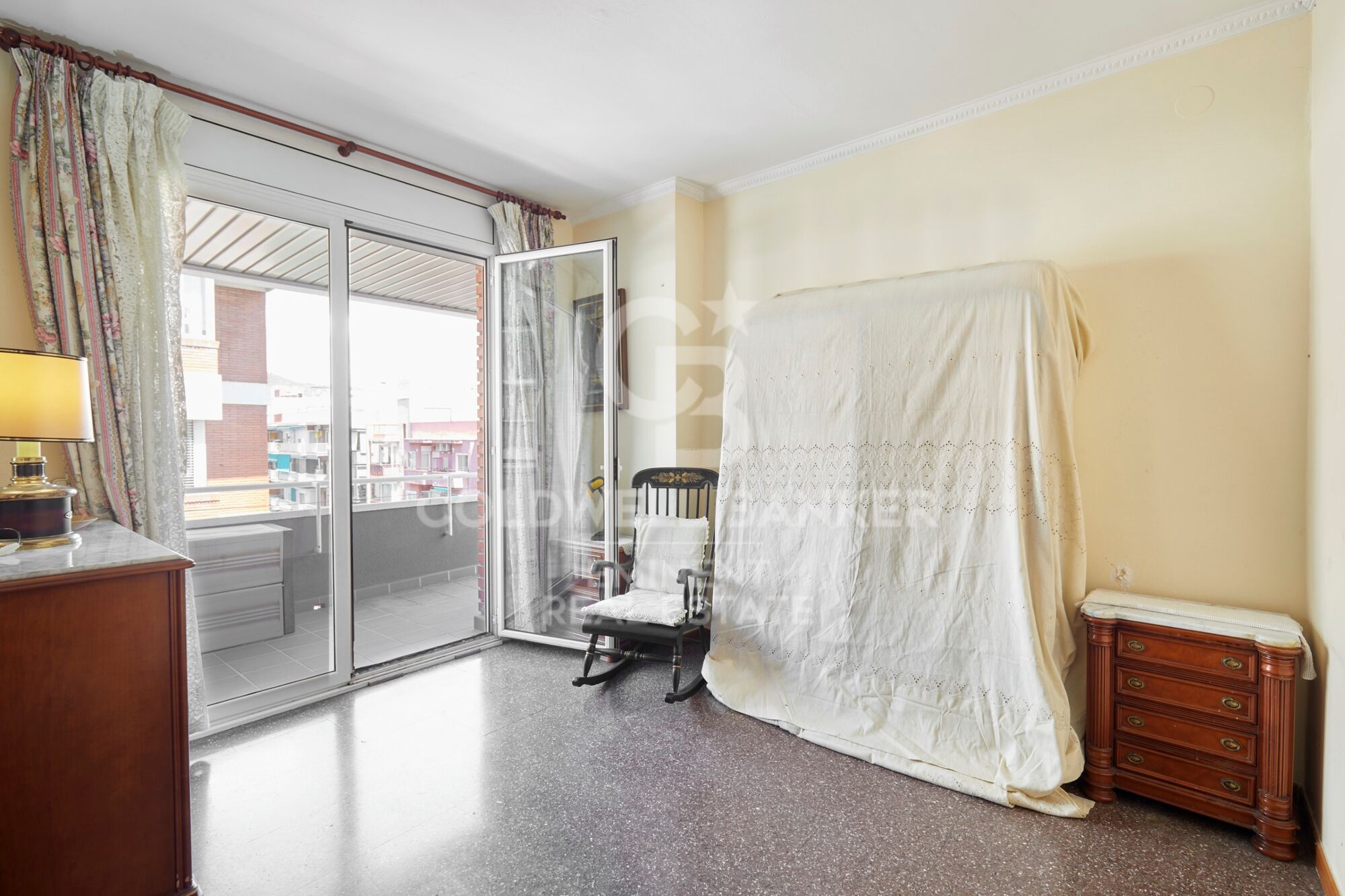 Luminoso piso a reformar en planta alta en Av. Madrid junto a Carles III