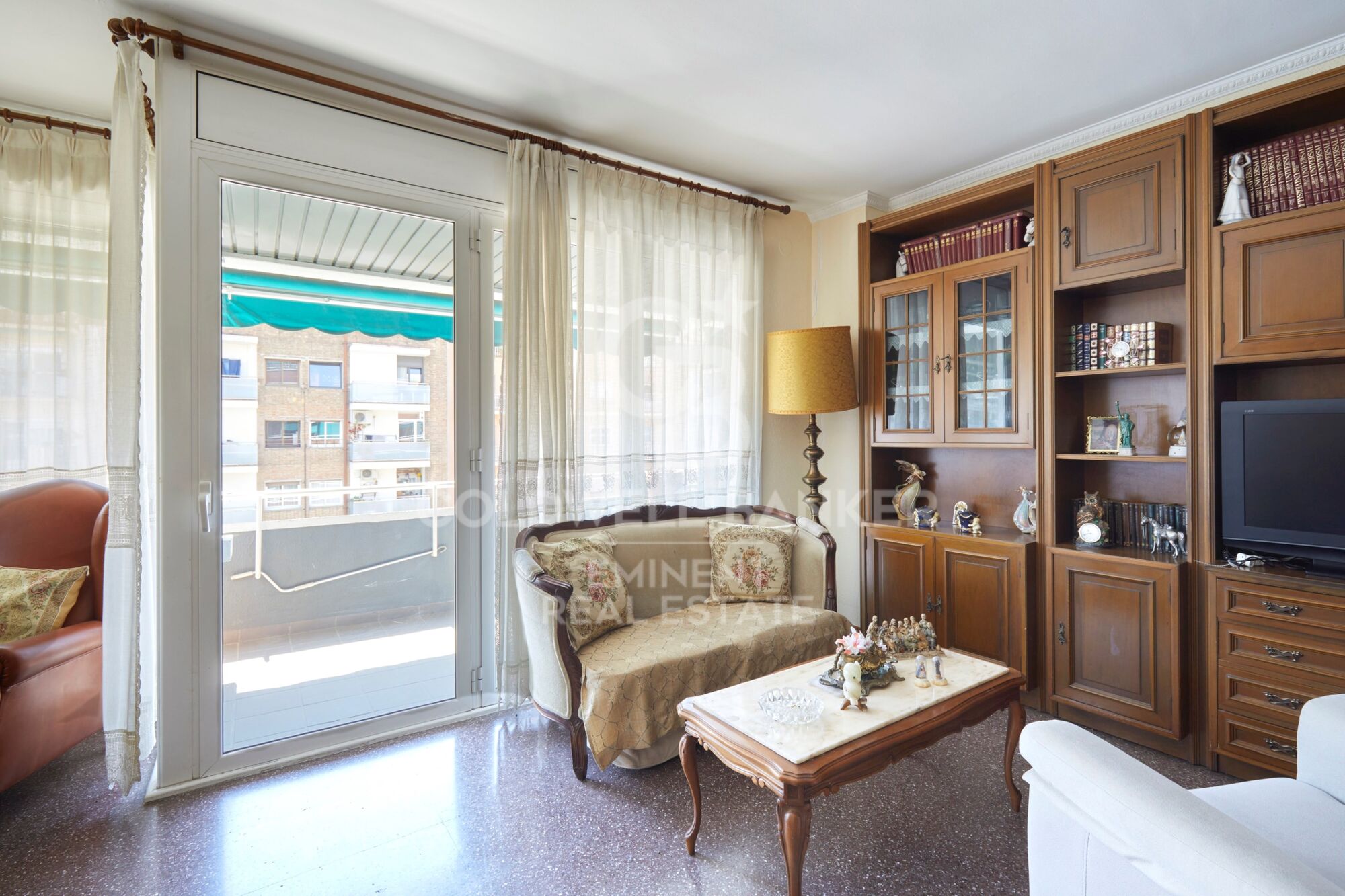 Luminoso piso a reformar en planta alta en Av. Madrid junto a Carles III