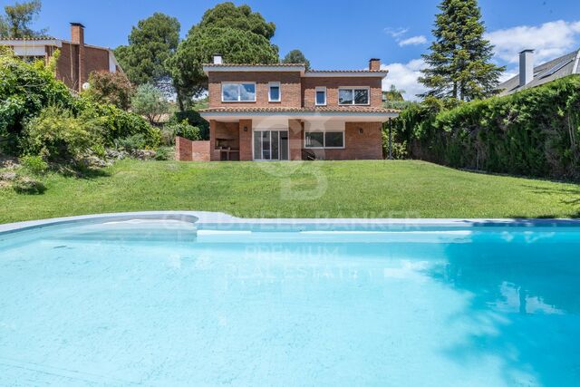 CHARMING NEWLY RENOVATED HOUSE. Opportunity!