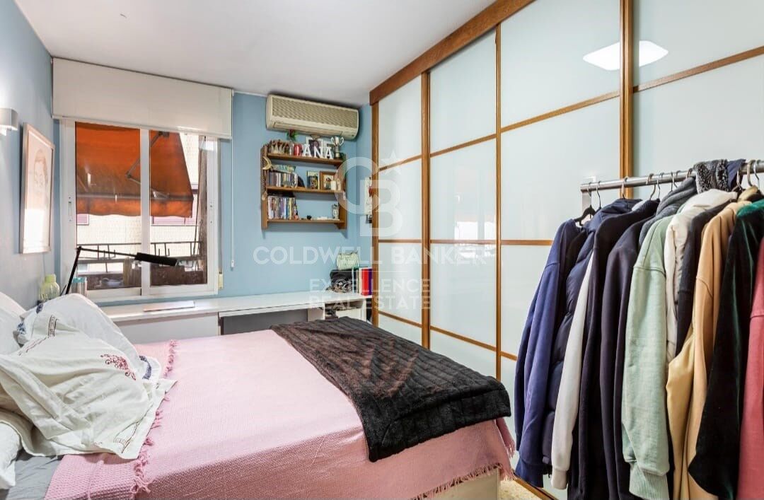 Semi-renovated stately flat of 178m2 with terrace for sale in Sant Francesc