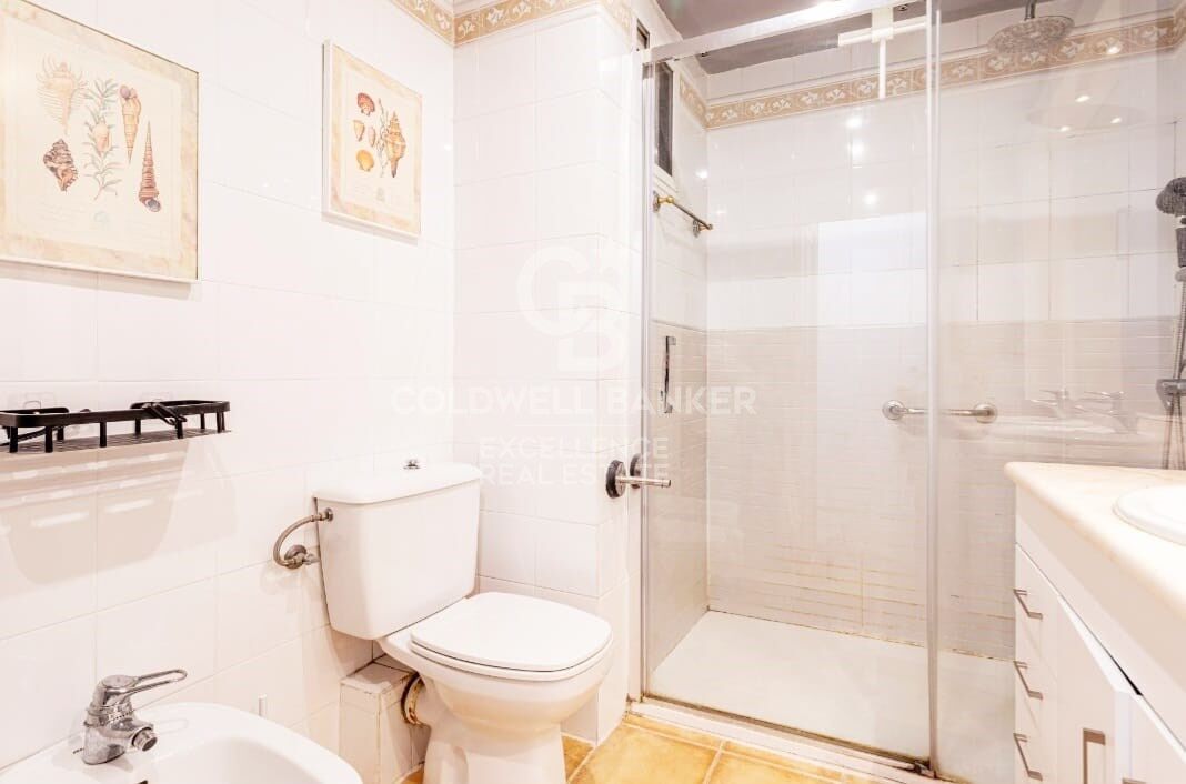 Semi-renovated stately flat of 178m2 with terrace for sale in Sant Francesc