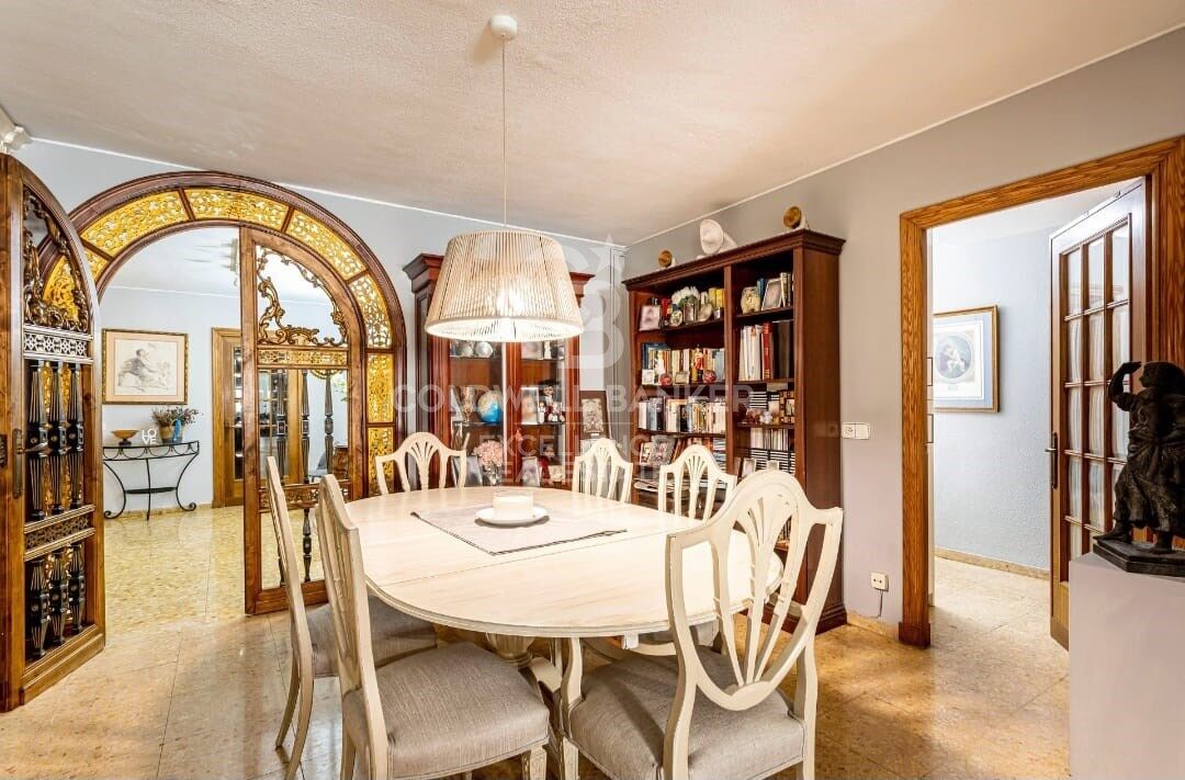 Semi-renovated stately flat of 178m2 with terrace for sale in Sant Francesc