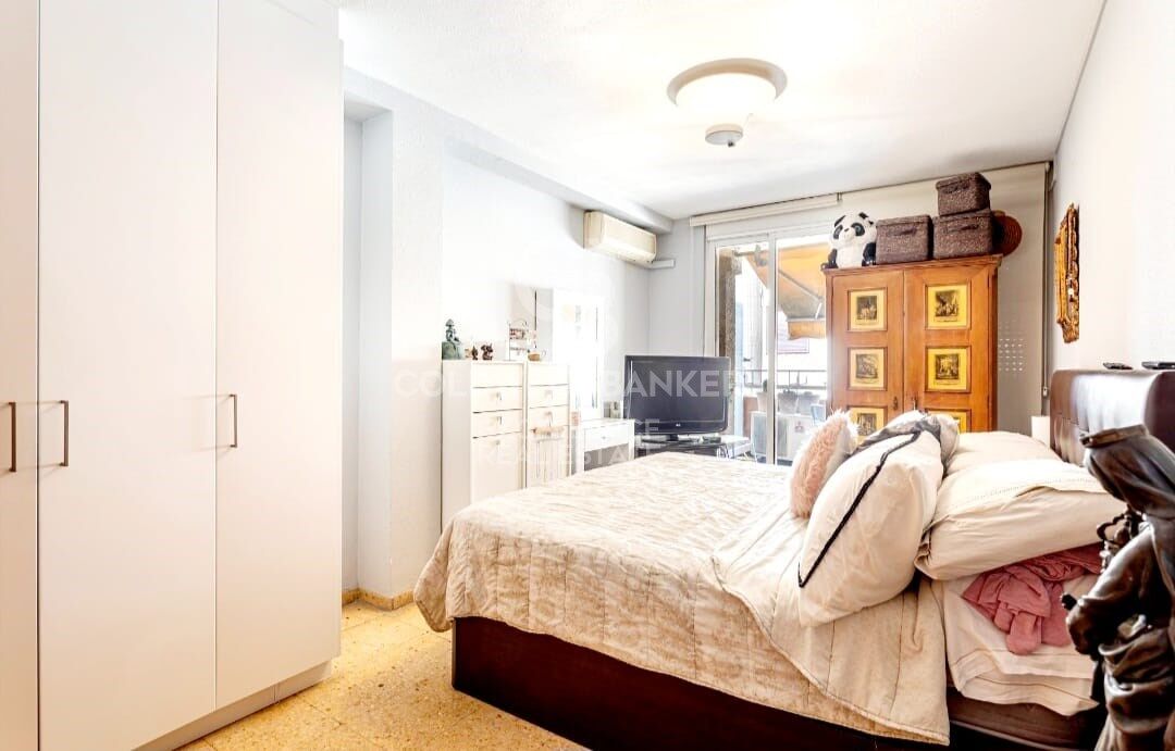 Semi-renovated stately flat of 178m2 with terrace for sale in Sant Francesc