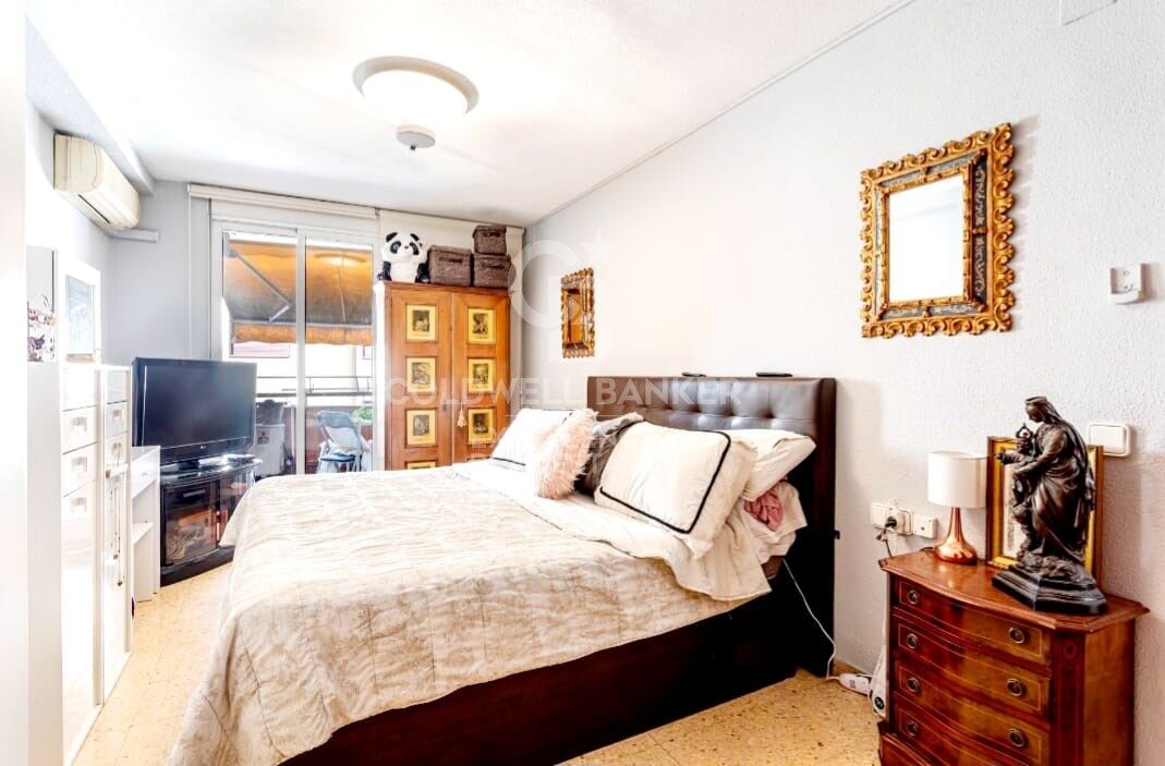 Semi-renovated stately flat of 178m2 with terrace for sale in Sant Francesc