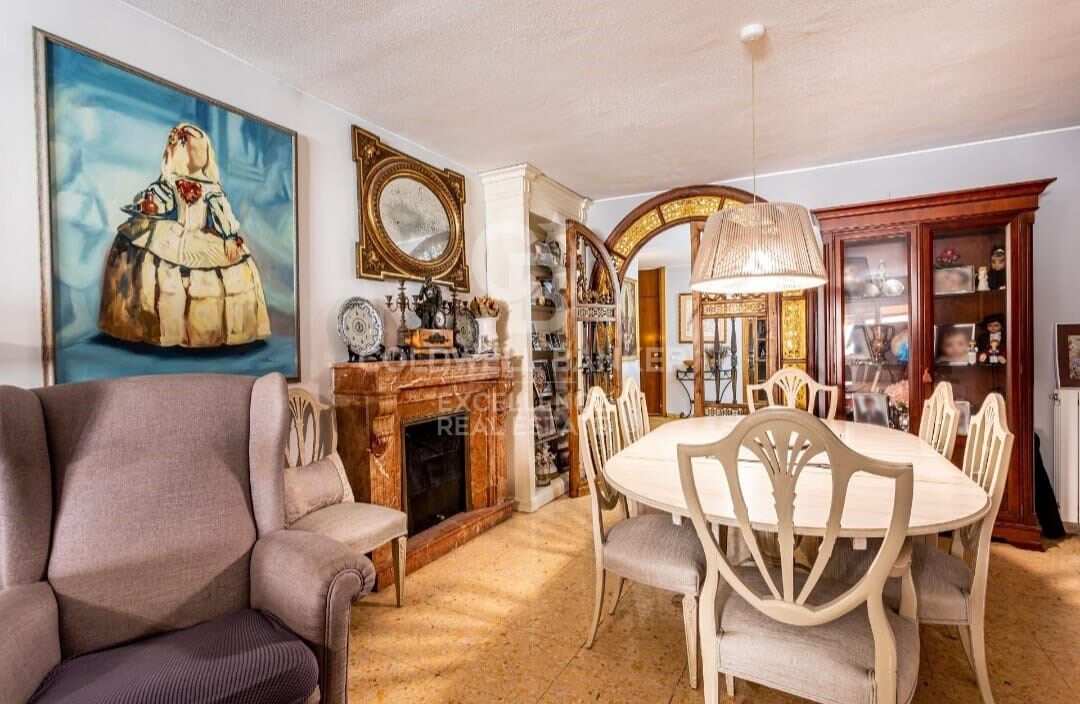 Semi-renovated stately flat of 178m2 with terrace for sale in Sant Francesc