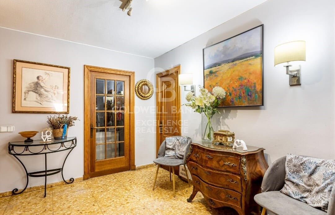 Semi-renovated stately flat of 178m2 with terrace for sale in Sant Francesc