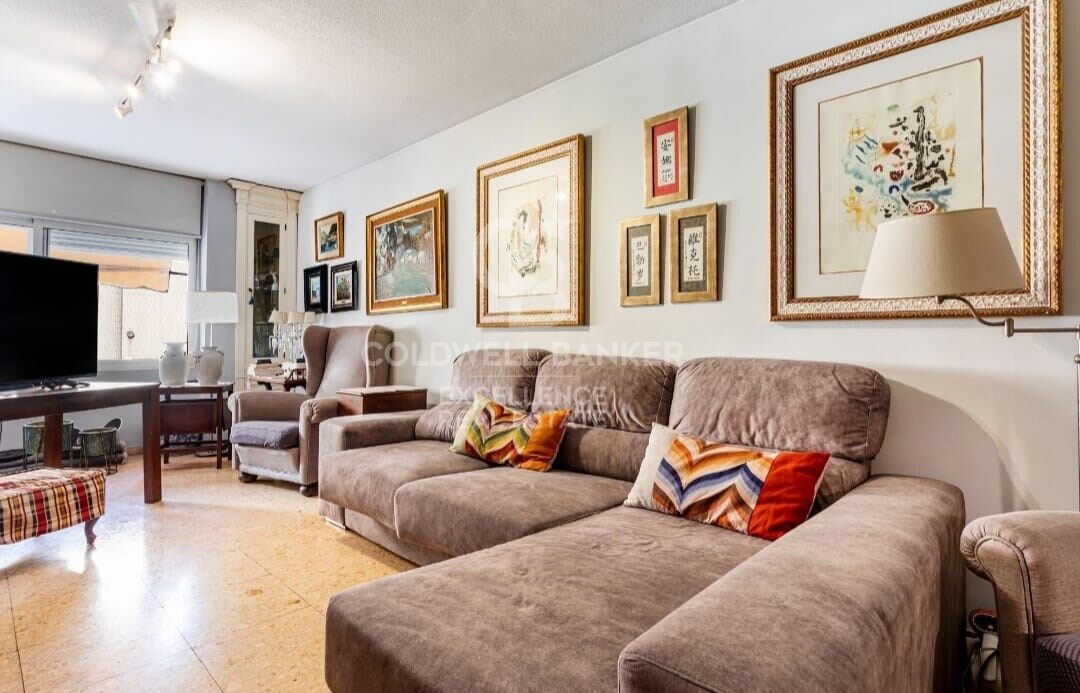 Semi-renovated stately flat of 178m2 with terrace for sale in Sant Francesc