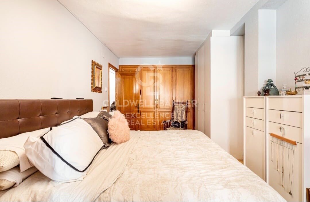 Semi-renovated stately flat of 178m2 with terrace for sale in Sant Francesc