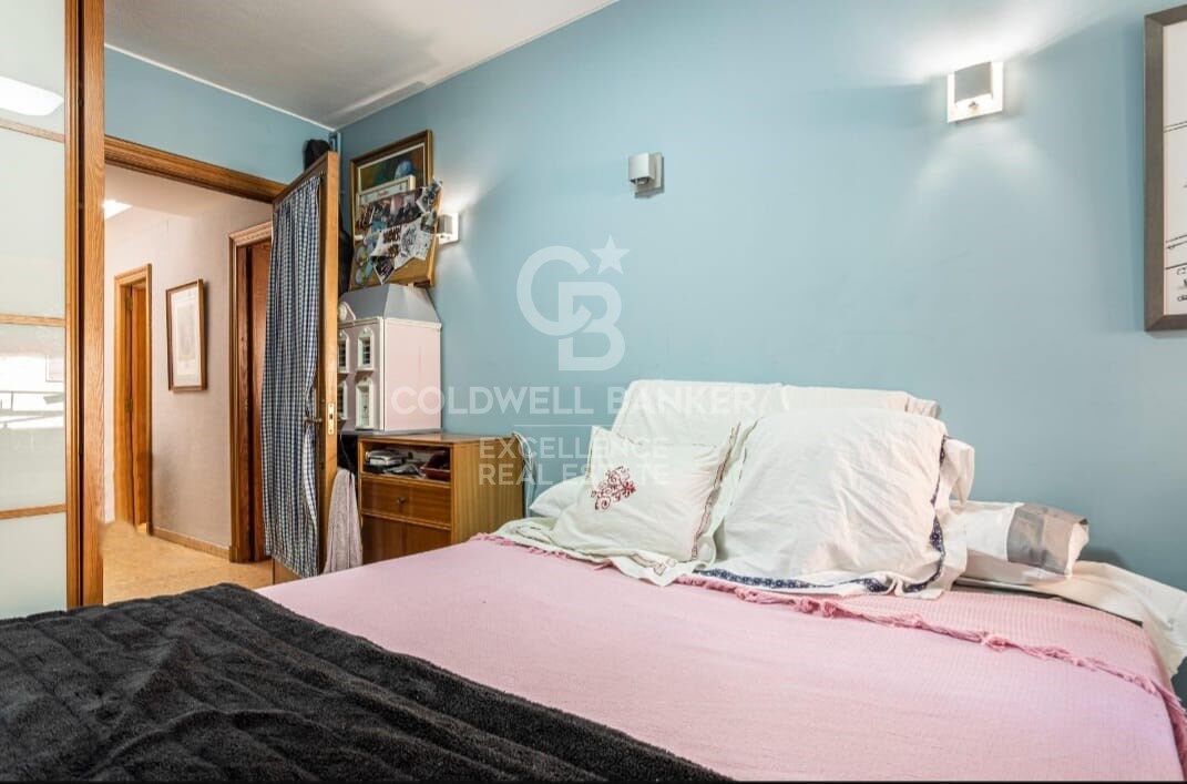 Semi-renovated stately flat of 178m2 with terrace for sale in Sant Francesc