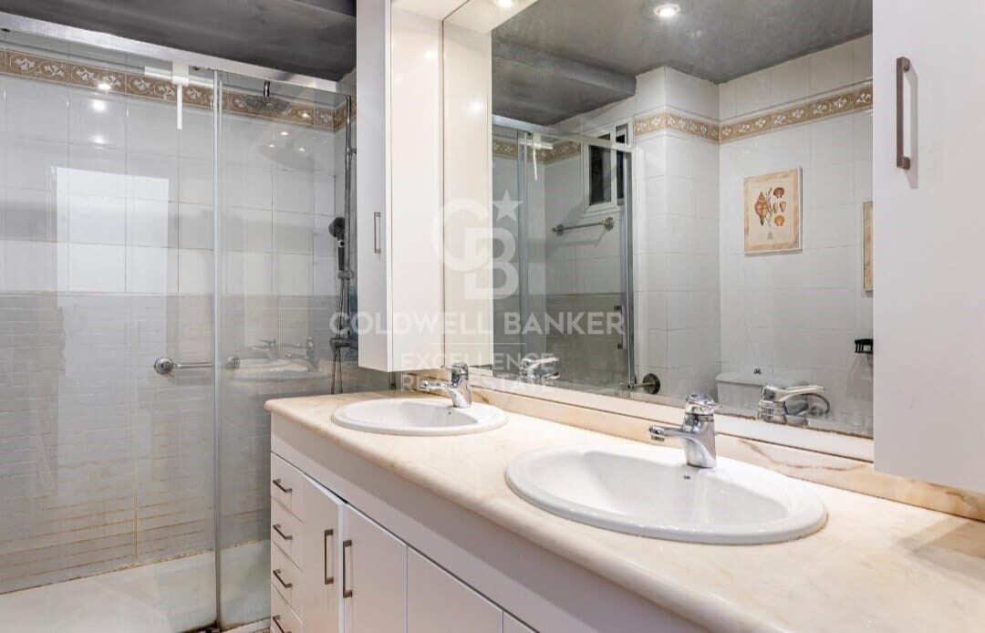 Semi-renovated stately flat of 178m2 with terrace for sale in Sant Francesc