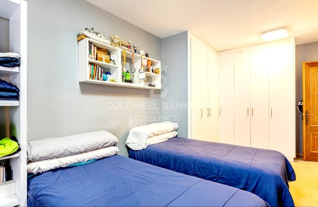 Semi-renovated stately flat of 178m2 with terrace for sale in Sant Francesc