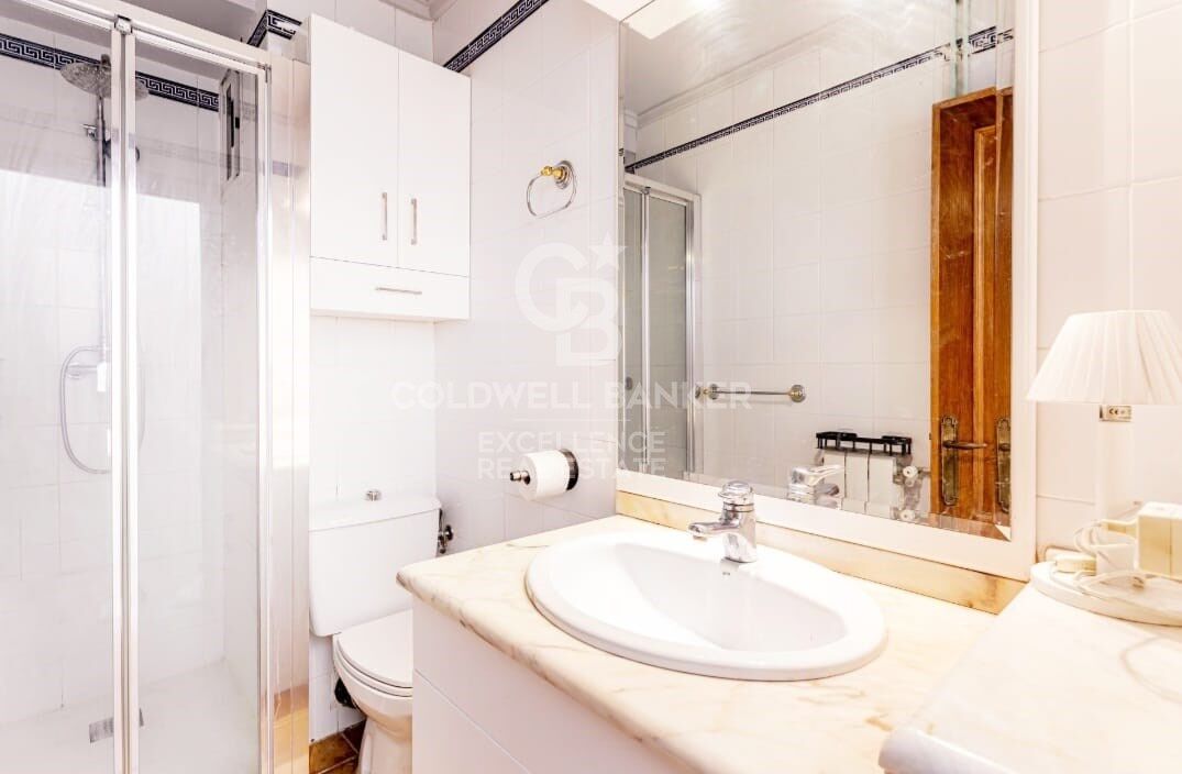 Semi-renovated stately flat of 178m2 with terrace for sale in Sant Francesc