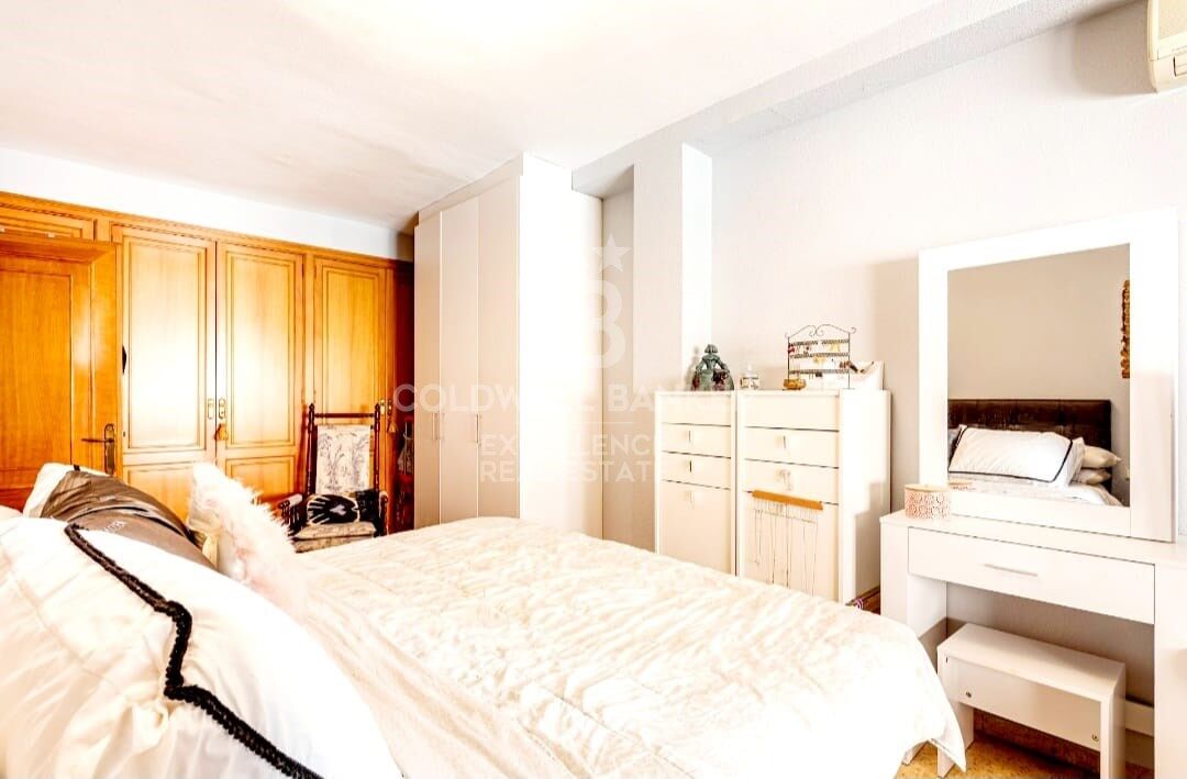 Semi-renovated stately flat of 178m2 with terrace for sale in Sant Francesc