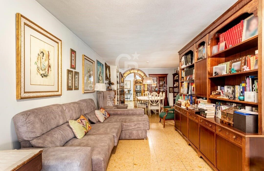 Semi-renovated stately flat of 178m2 with terrace for sale in Sant Francesc