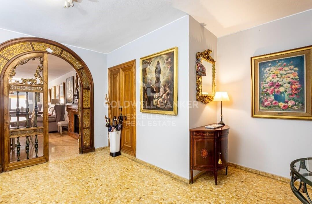 Semi-renovated stately flat of 178m2 with terrace for sale in Sant Francesc
