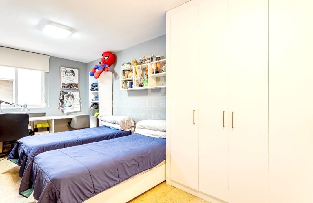 Semi-renovated stately flat of 178m2 with terrace for sale in Sant Francesc