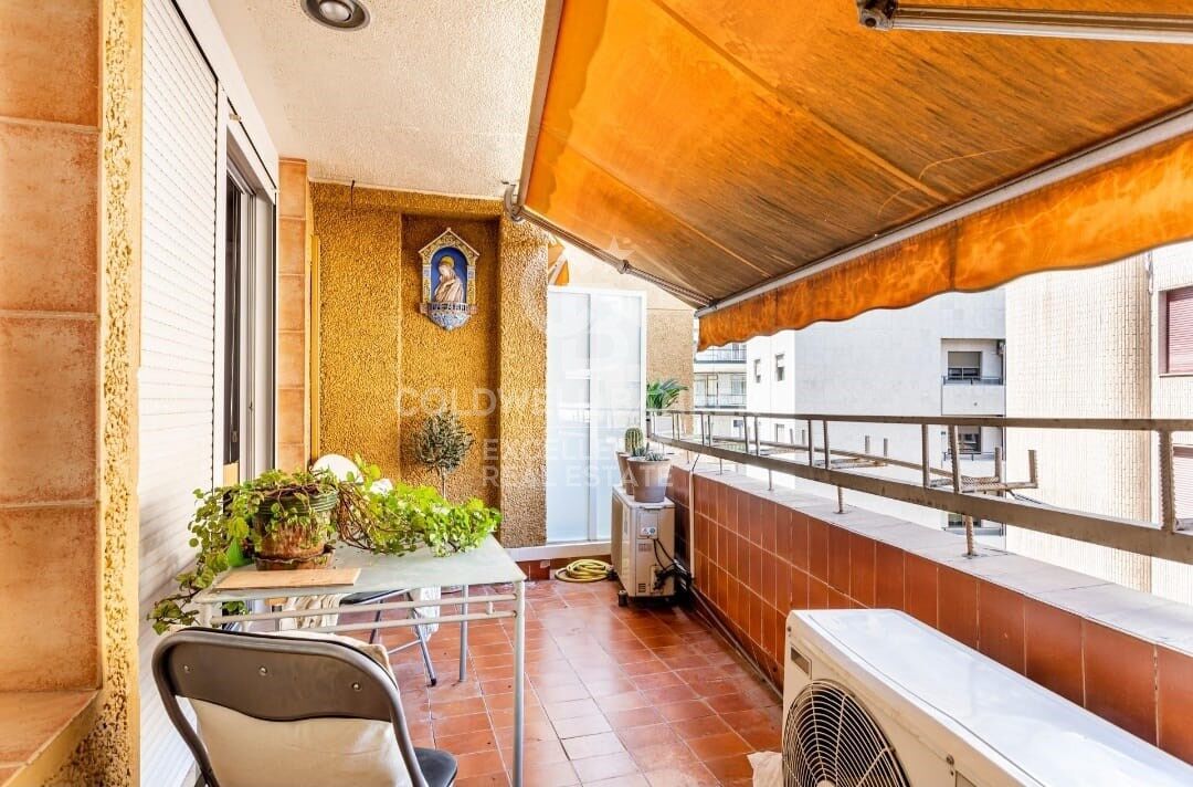 Semi-renovated stately flat of 178m2 with terrace for sale in Sant Francesc