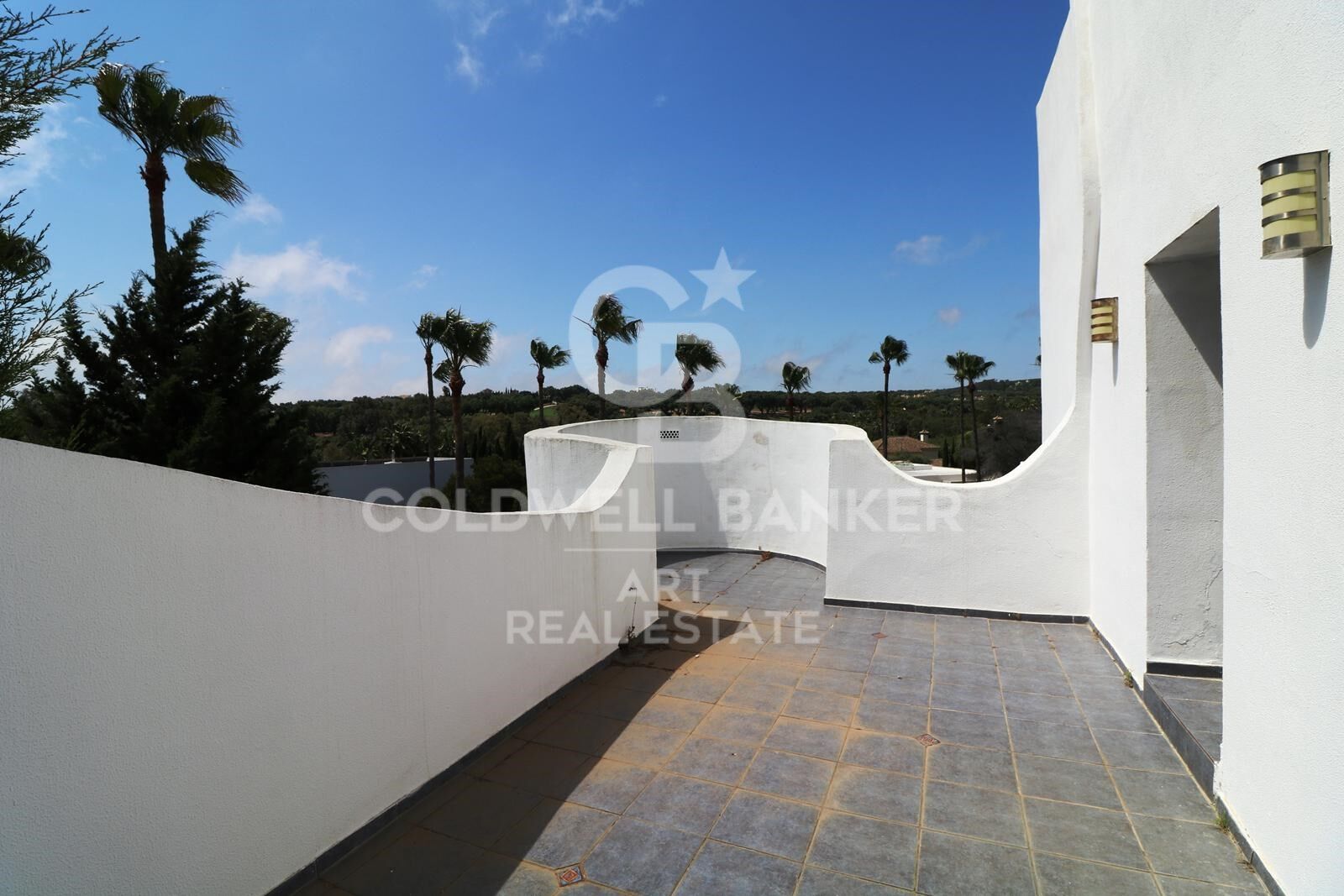 Villa independiente con vistas al golf y apartamento de invitados en Sotogrande Alto