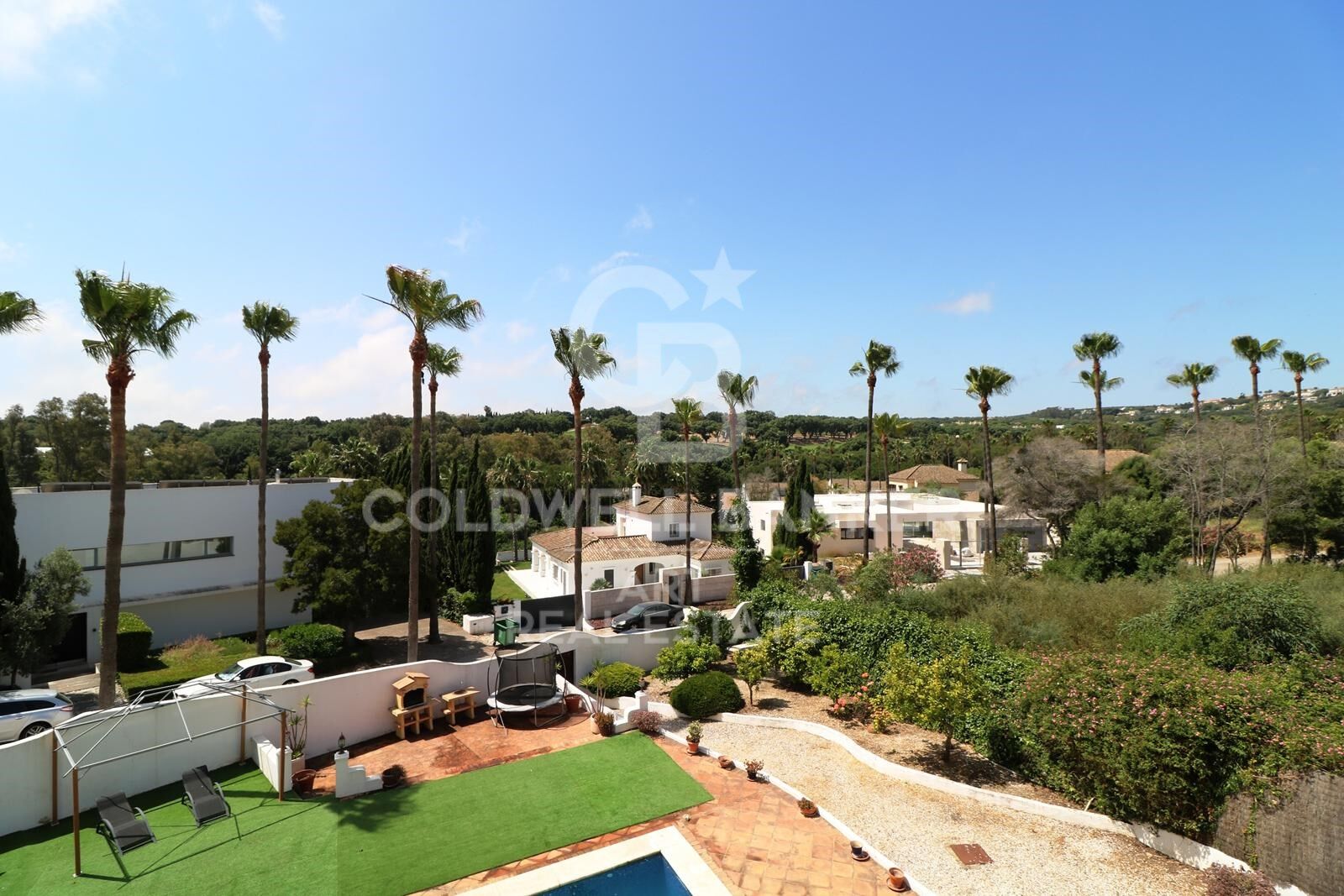 Freistehende Villa mit Golfblick und Gästeapartment in Sotogrande Alto